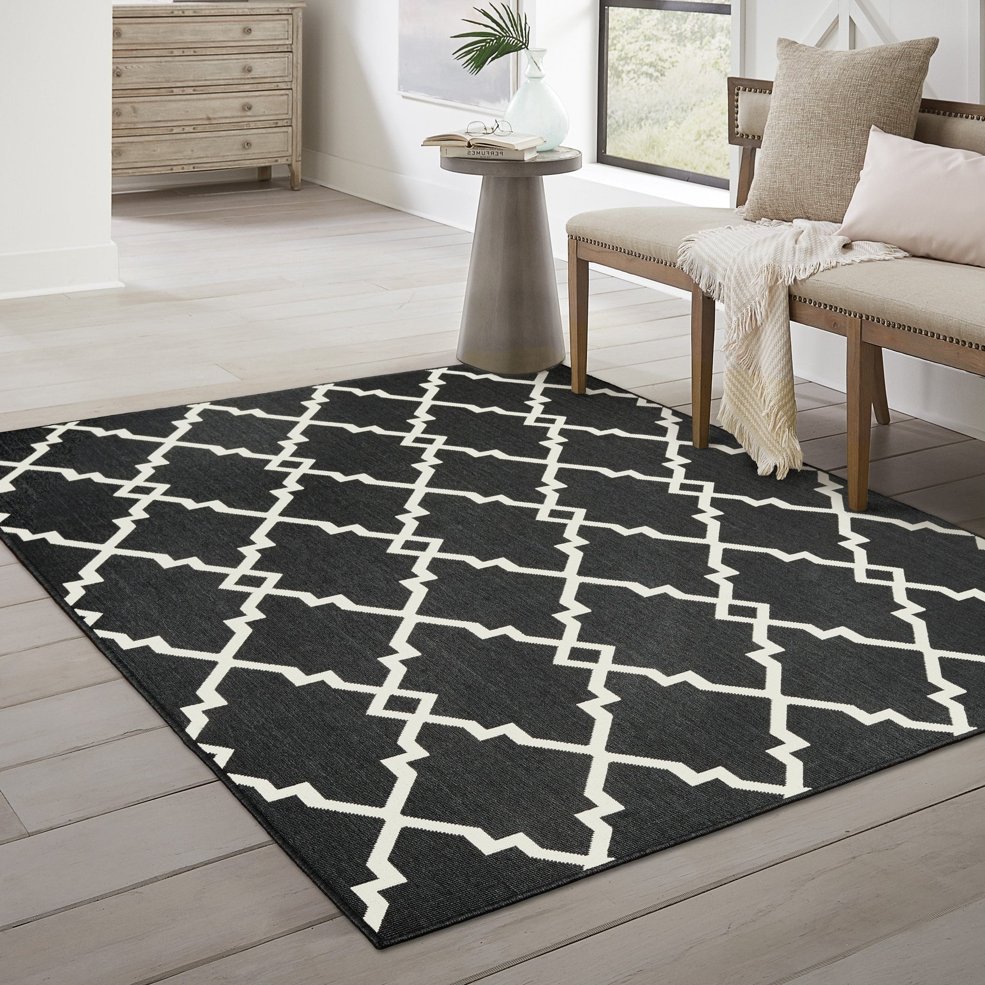 Vista Home Malta Lattice Black/ Off-White Indoor Outdoor Area Rug.